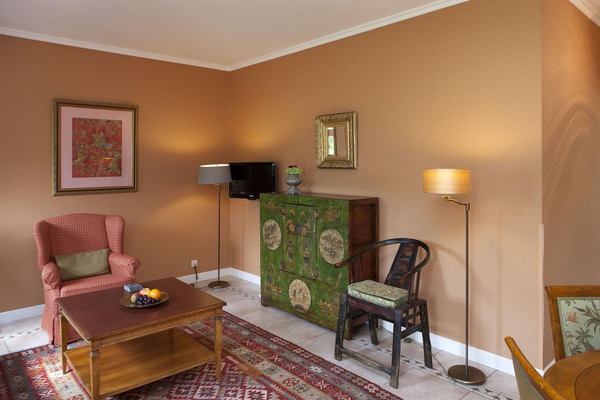 Valkenburg aan de Geul Chateau St Gerlach - Oostwegel Collection, Member Of Relais And Chateaux מראה חיצוני תמונה A room with a floor lamp