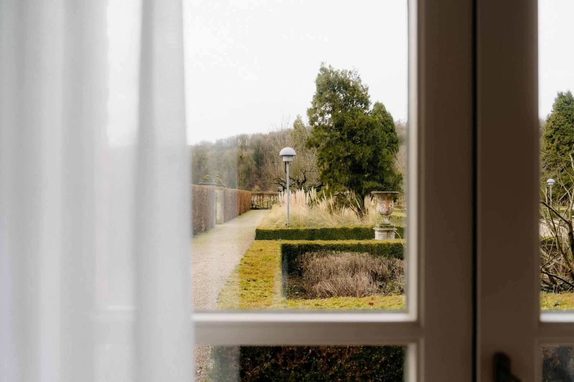 Valkenburg aan de Geul Chateau St Gerlach - Oostwegel Collection, Member Of Relais And Chateaux חדר תמונה View of the garden from the window of the house
