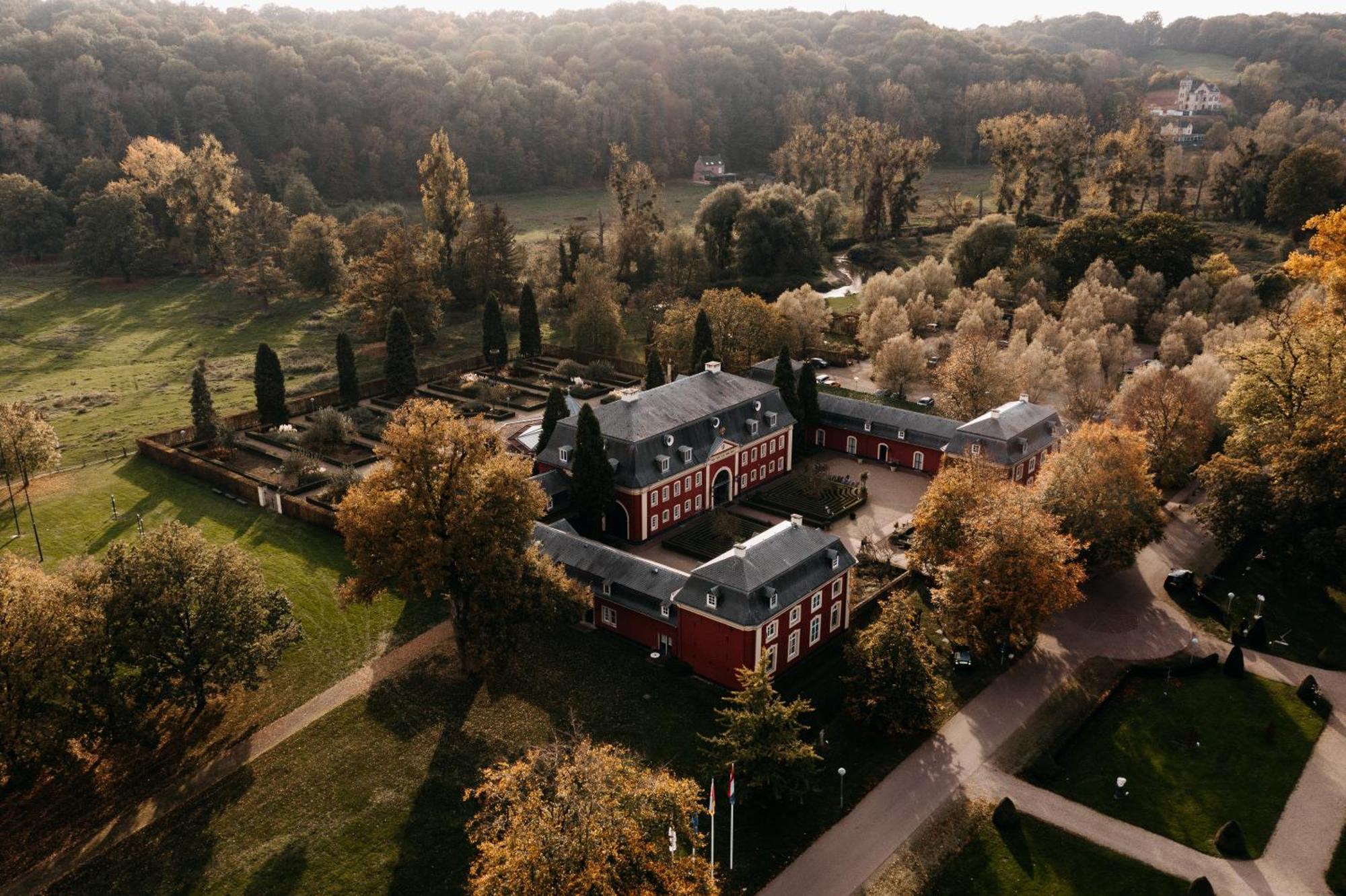 Valkenburg aan de Geul Chateau St Gerlach - Oostwegel Collection, Member Of Relais And Chateaux מראה חיצוני תמונה Aerial view of the manor